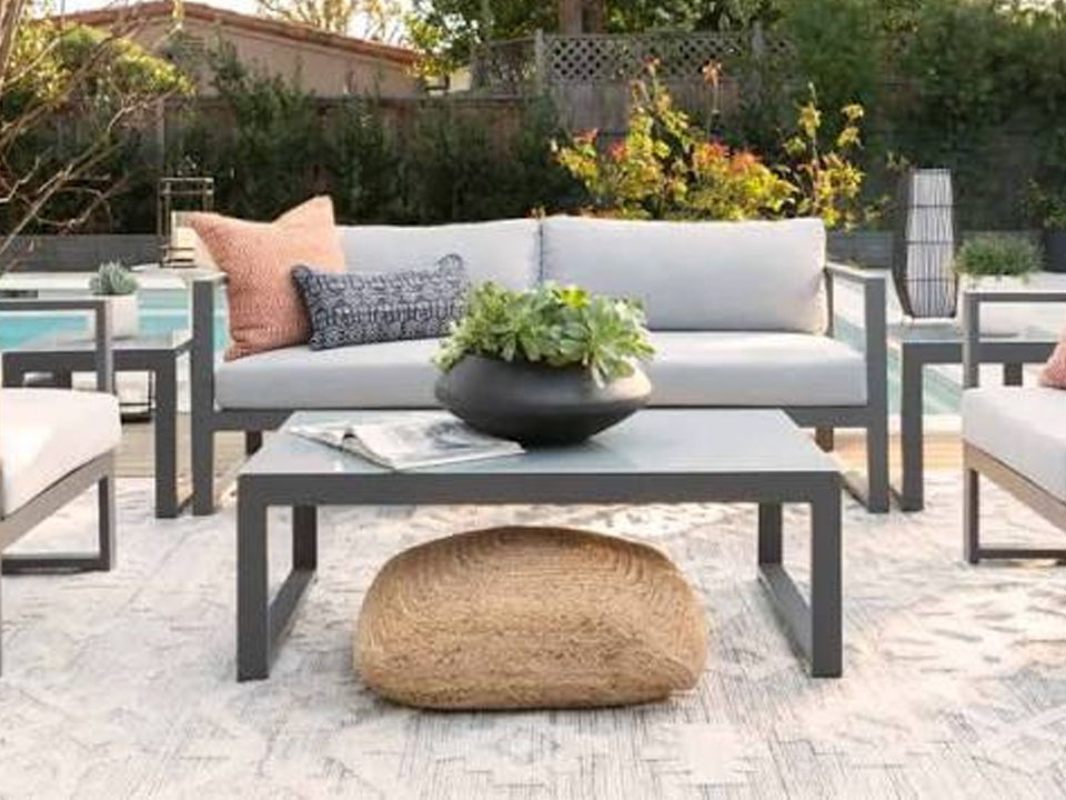 Hotel Terrace Furniture Layouts: Planning Clearances and Guest Flow 4 Hotel Terrace Furniture Layouts