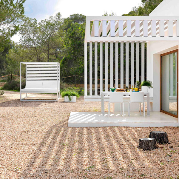 Gartenpavillons mit Metallgestell und Lamellenüberdachung